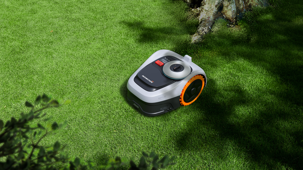 Ce robot tondeuse tond aussi bien qu’un jardinier pro (et sans effort)