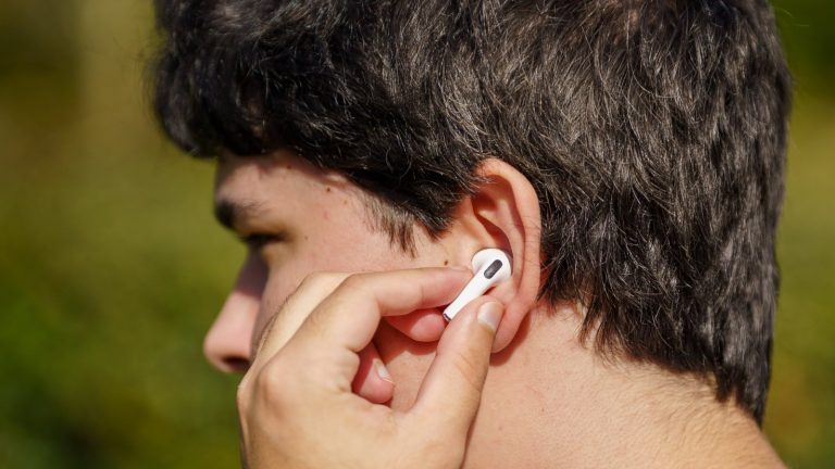 AirPods Pro avec caméra : Apple suspendrait le développement à cause de Siri — Frandroid