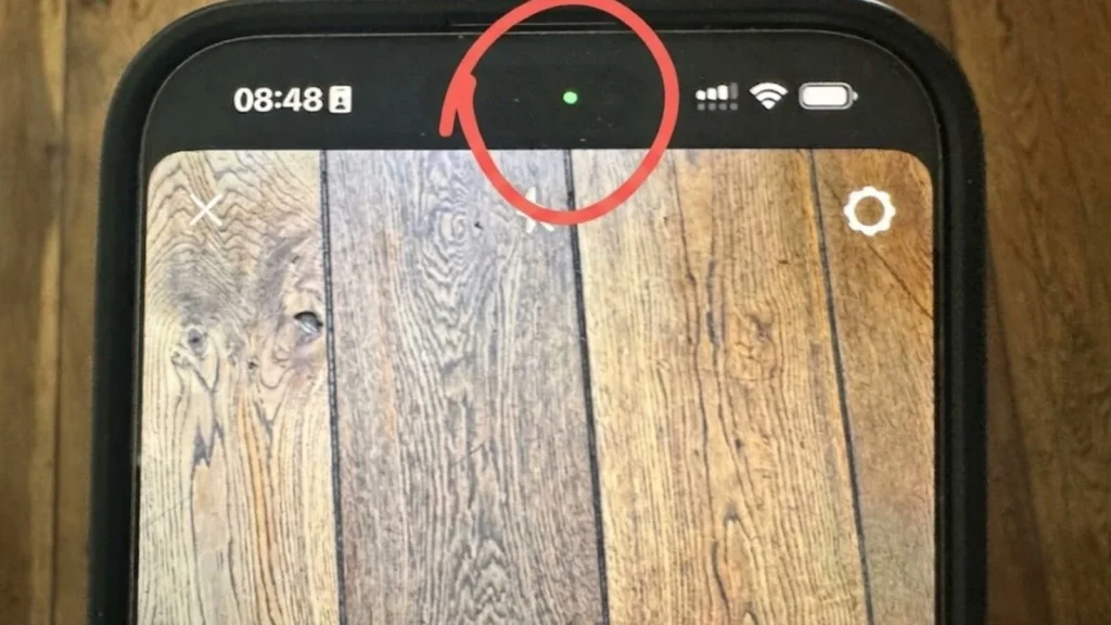 Que signifie le point vert qui apparait parfois en haut de votre iPhone ?