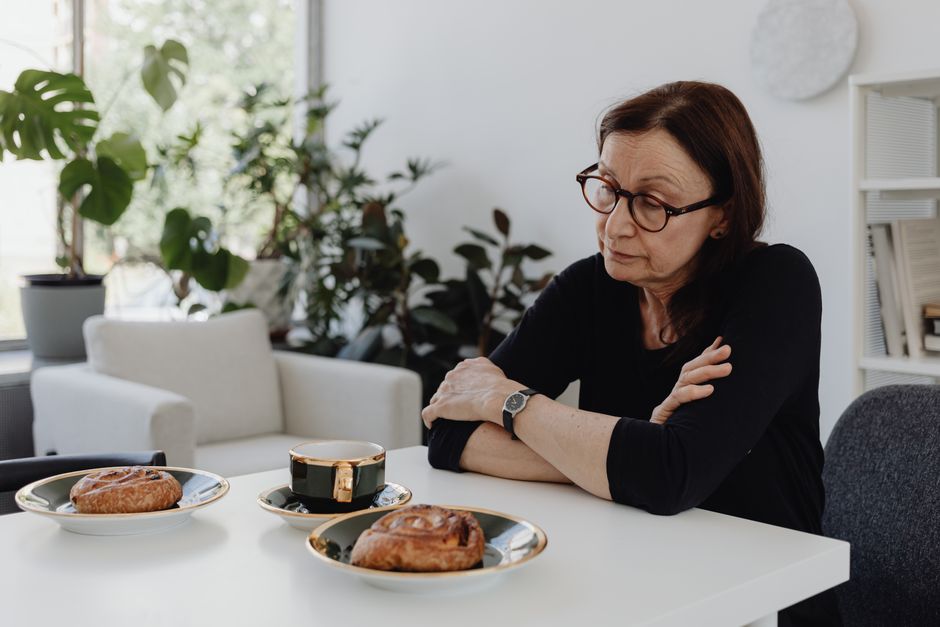 Femme d'âge moyen malheureuse au travail