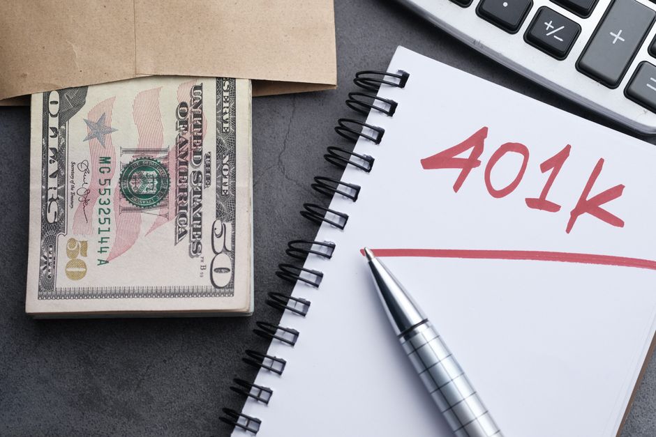 Gros plan d'un classeur avec un dossier 401K