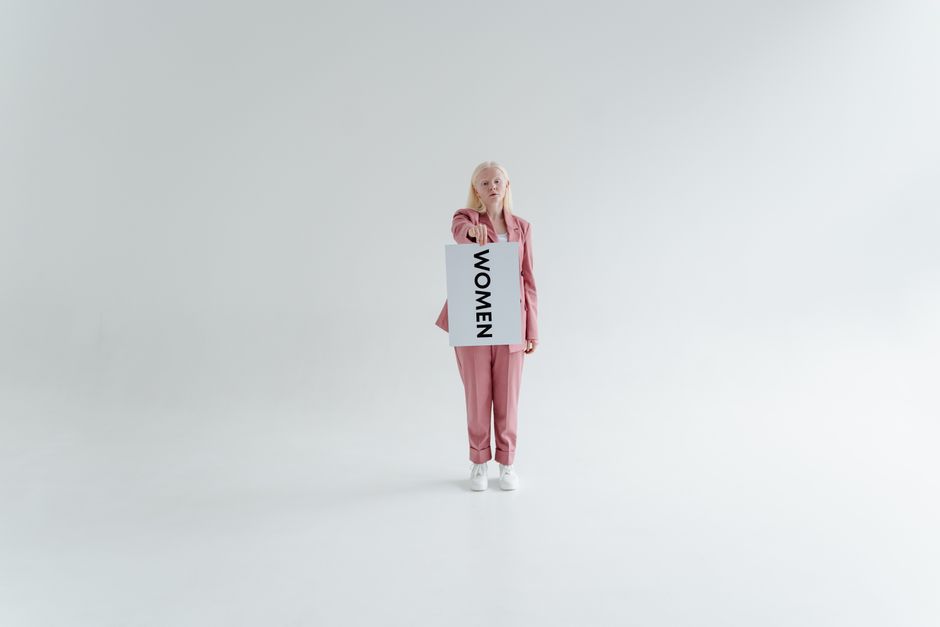 Femme tenant de l'argent