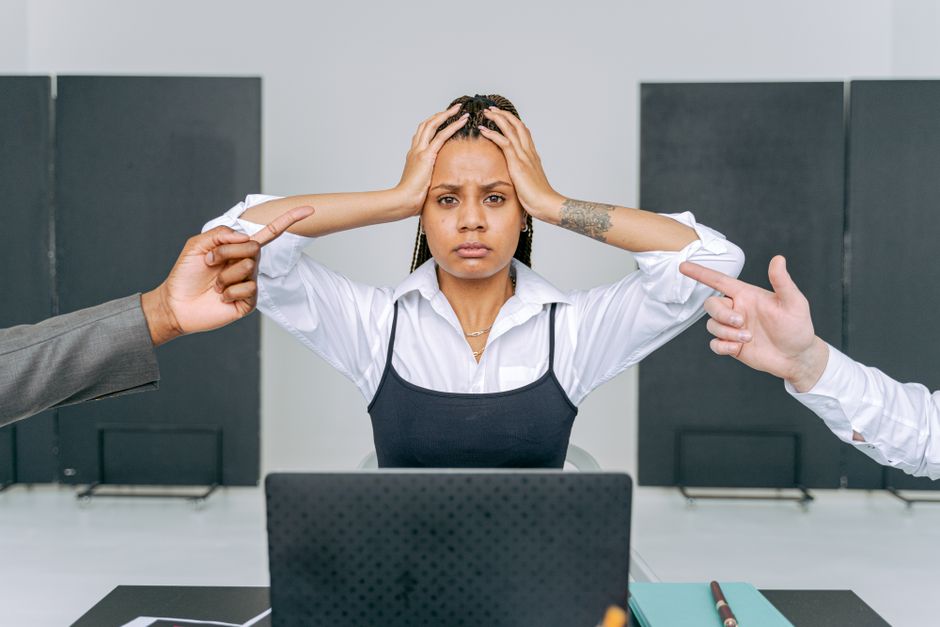 Une femme trouve des excuses